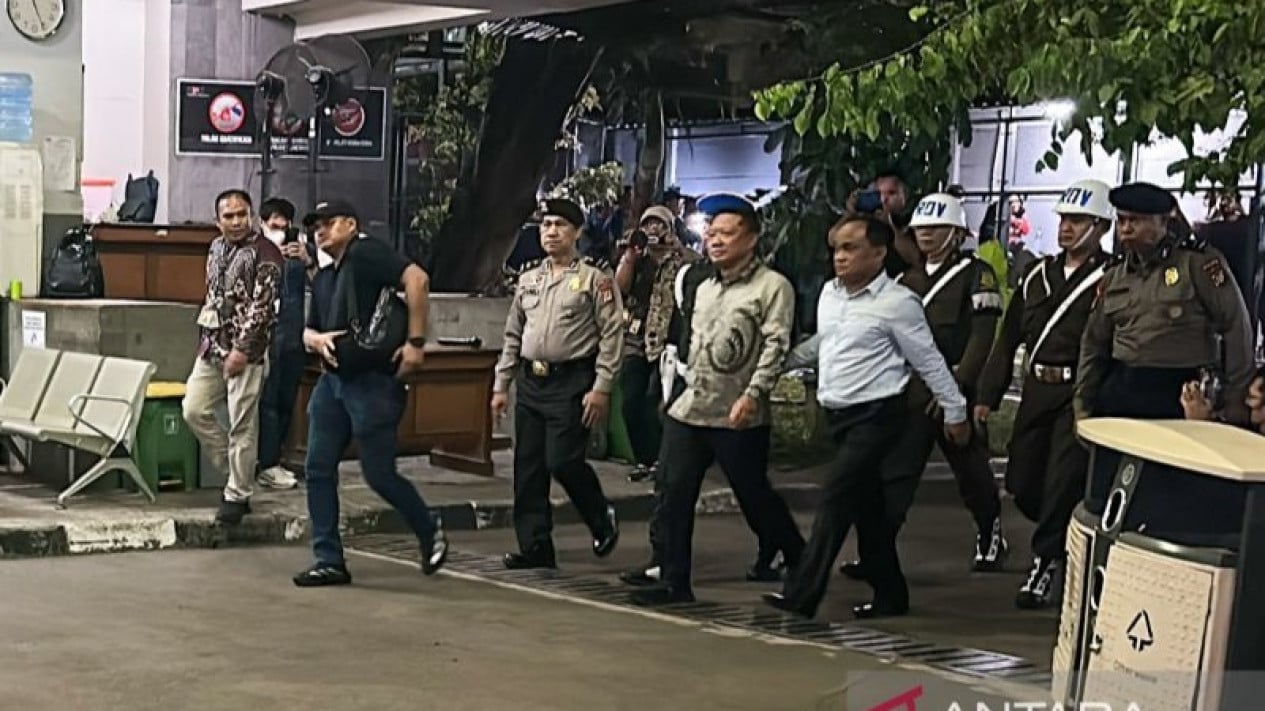 Febrie Adriansyah Arrives at KPK Detention Centre in Batik, Without Pink Vest