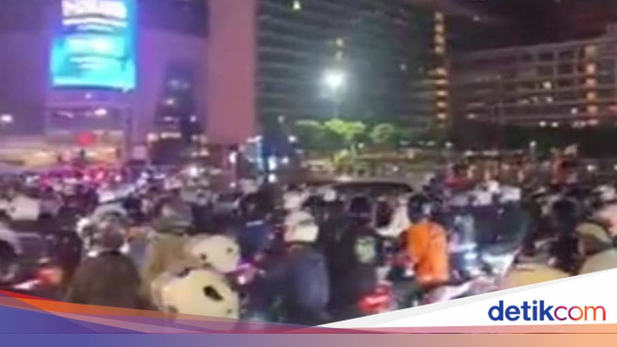 Motorcyclists Gather at Midnight Near Jakarta's Hotel Indonesia Roundabout, Causing Traffic Jams