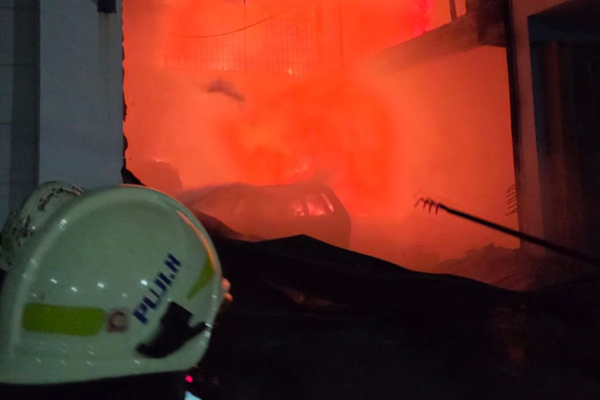 Firefighters battle for 8 hours to extinguish North Jakarta warehouse blaze