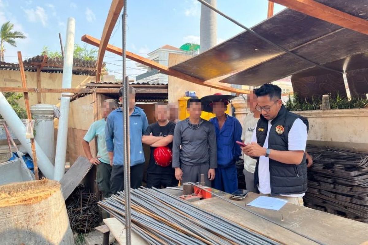 North Jakarta Immigration Arrests 10 Chinese Nationals for Working as Construction Labourers