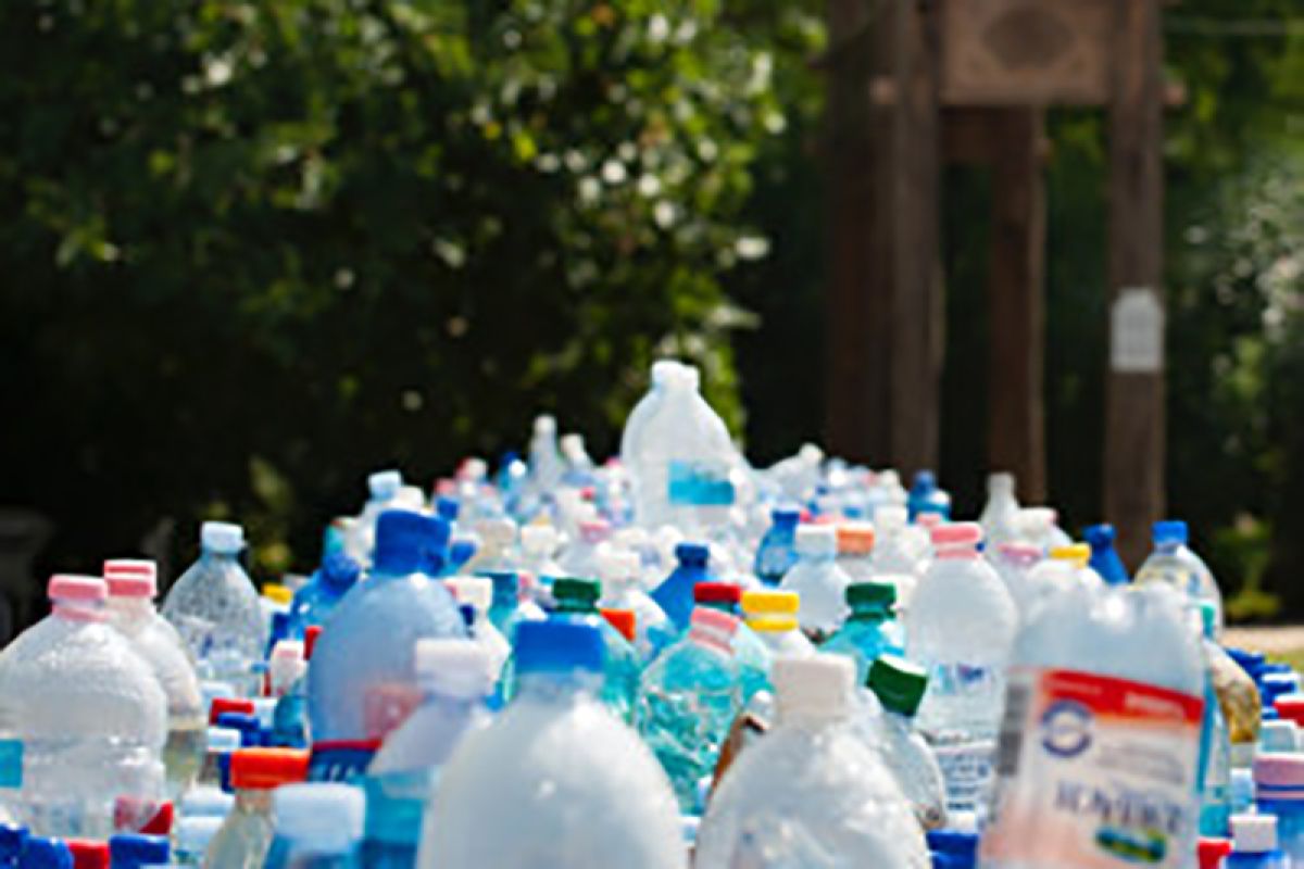 Cempaka Putih Barat Residents Turn Plastic Bottles into Economic Products
