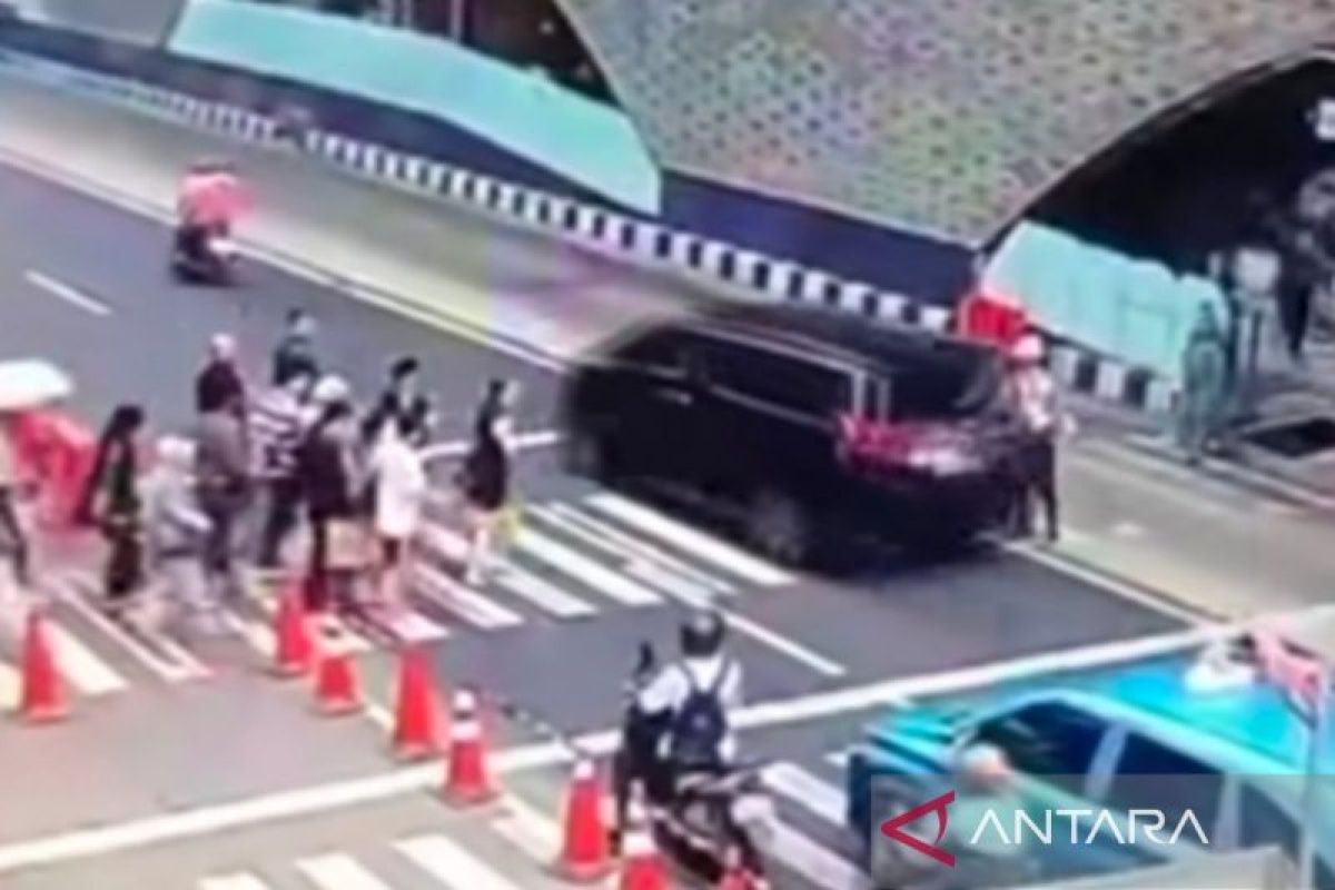 Alphard Driver Who Ran Red Light at Bundaran HI Issued Ticket