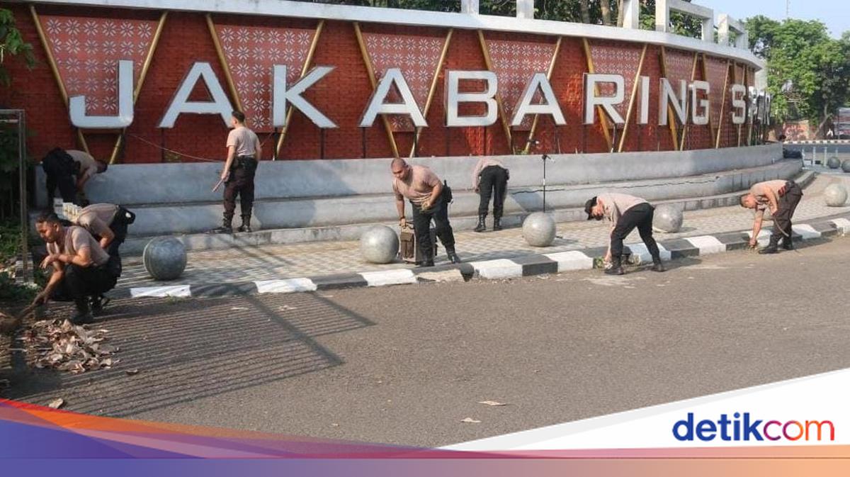 99 South Sumatra Police Personnel Beautify Jakabaring Through Belida Programme