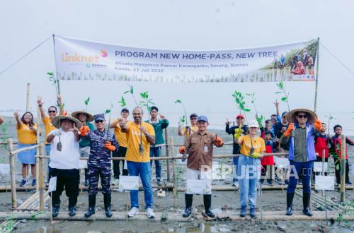 Linknet Invites Serang Community to Protect Coastline Through Mangrove Planting