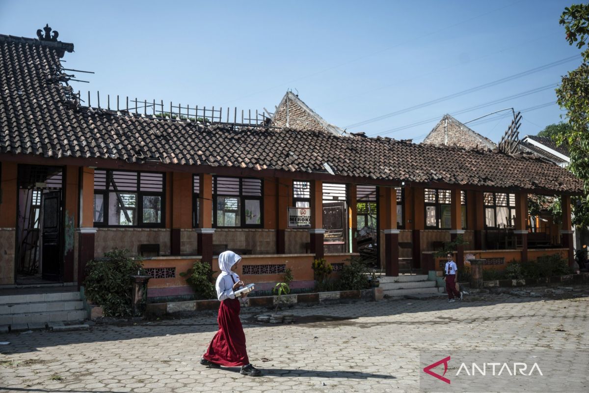 SDN Tanggirejo Headmistress Thanks Prabowo for School Revitalisation
