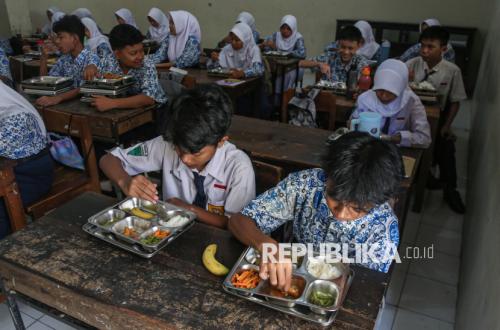 Zulhas Whispers to Prabowo on Replacing BGN Head: 'Replace with Someone Younger'