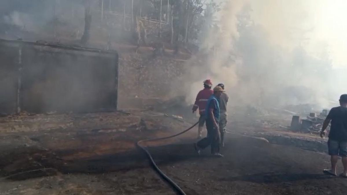 Fire Engulfs Ciptamulya Traditional Village in Sukabumi, Flames Still Raging