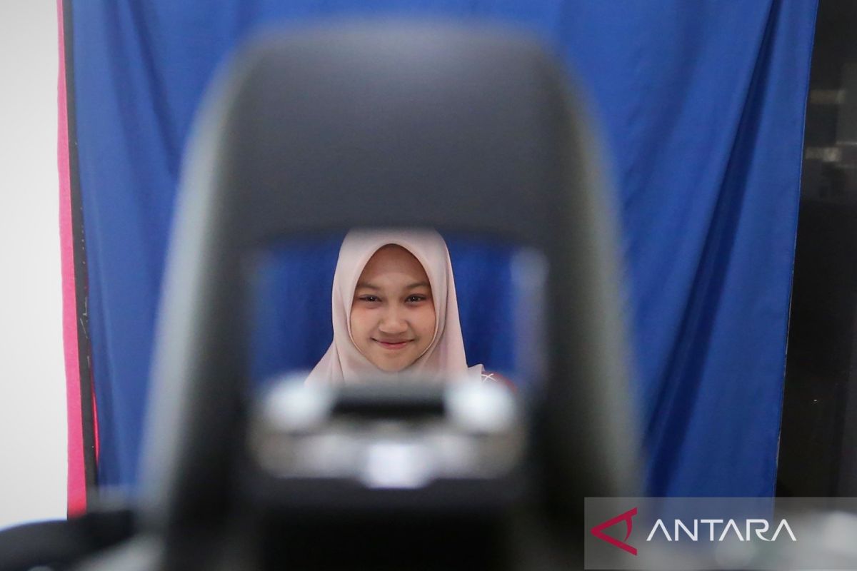 The meaning behind red and blue backgrounds on Indonesian ID card photos
