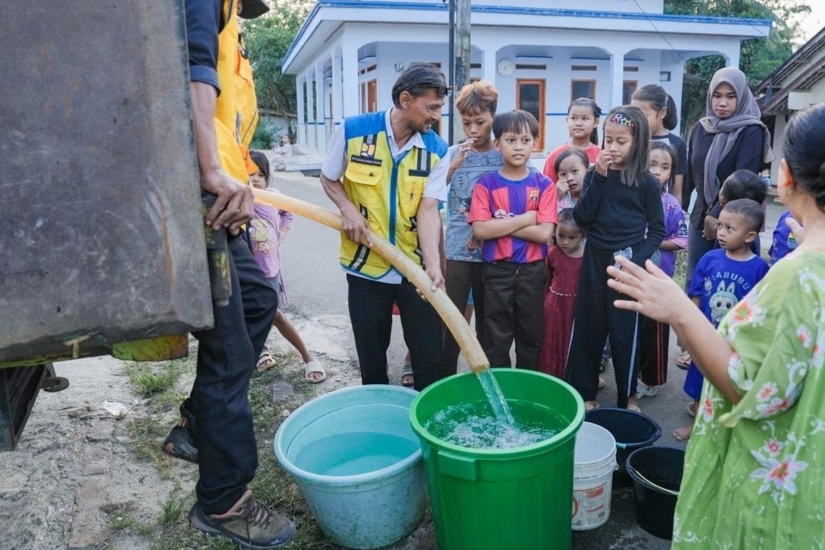 Public Works Ministry distributes clean water aid to Lebak residents affected by drought