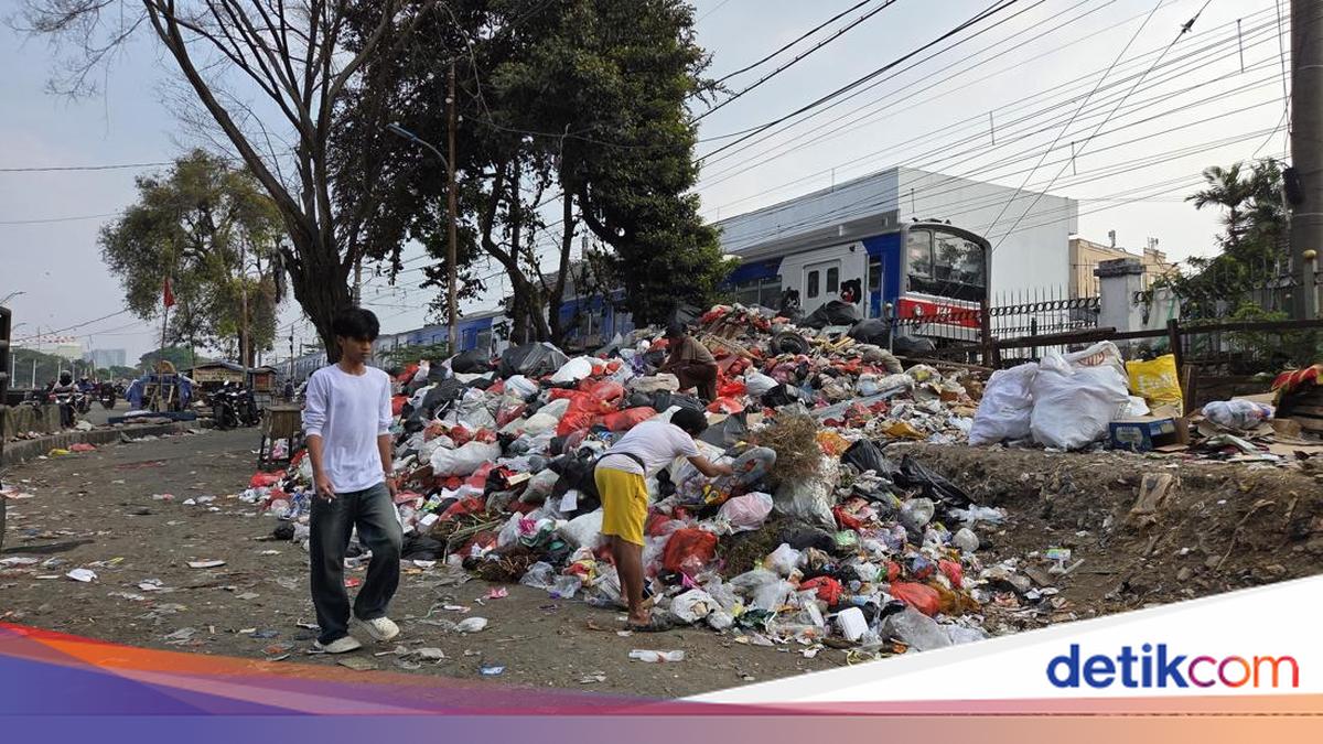 Residents Say Illegal Dump in Pasar Minggu Used by Outsiders for Waste Disposal