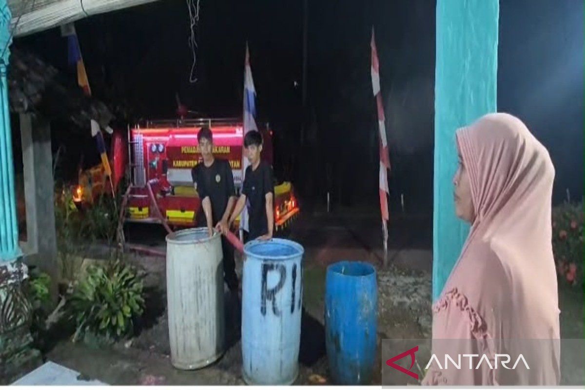 South Lampung Government Distributes Clean Water to Drought-Affected Areas