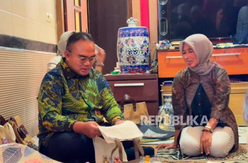 PNM Mekaar Helps Seamstress Support Five Families with a Single Sewing Machine