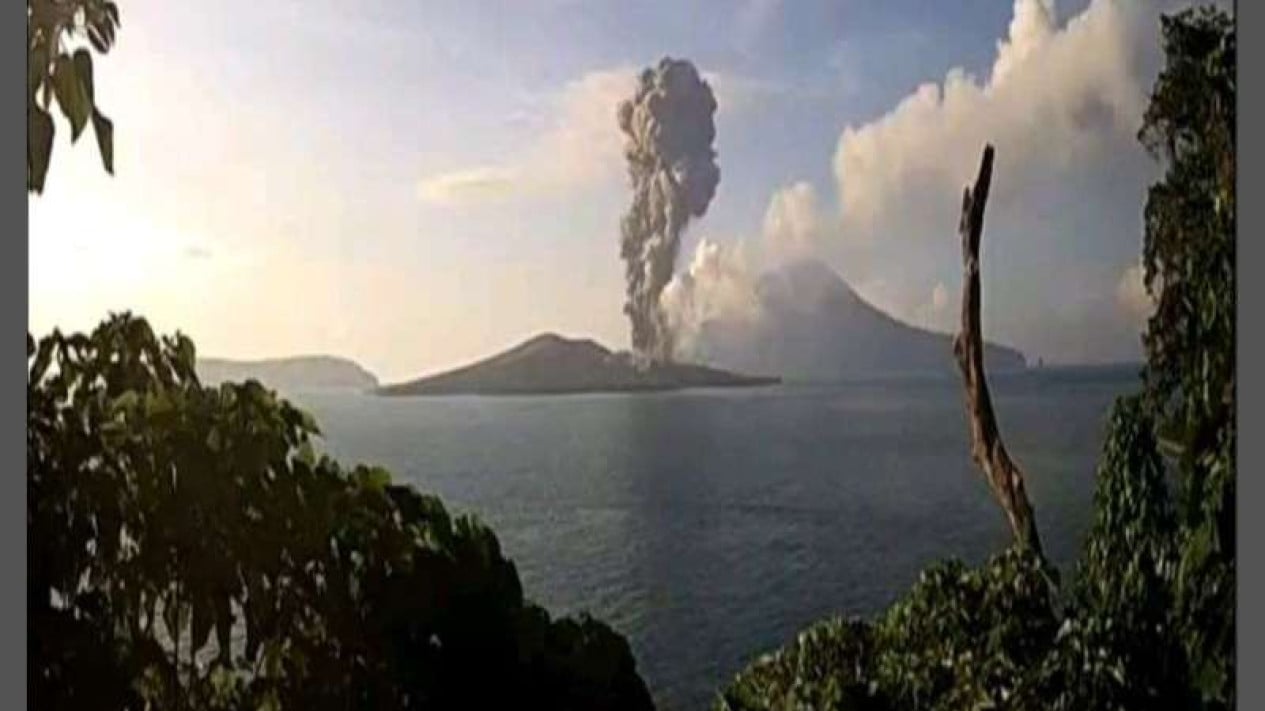 Anak Krakatau Volcano Erupts Twice, Residents Advised to Stay Outside 2km Radius