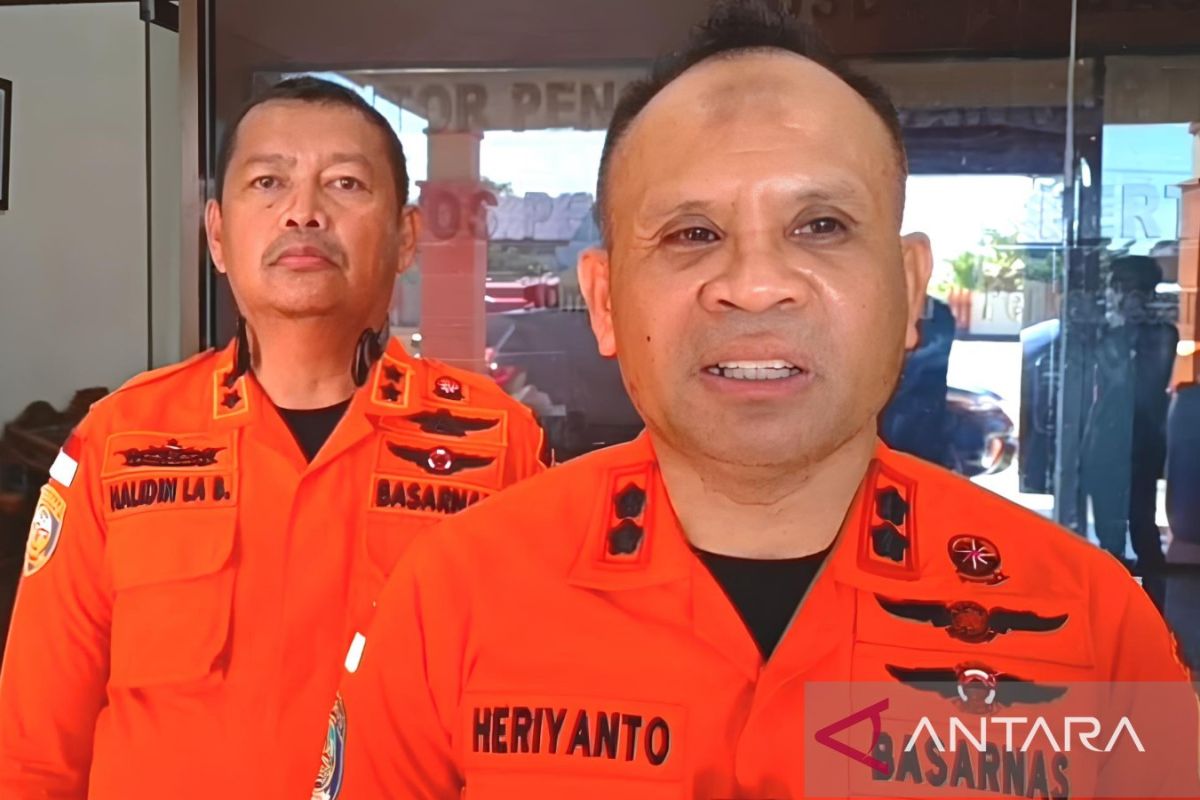 Basarnas rescues 12 from capsized speedboat, continues search for missing captain