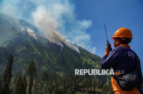 Dry Season Triggers Forest Fires in Hills Leading to Bromo