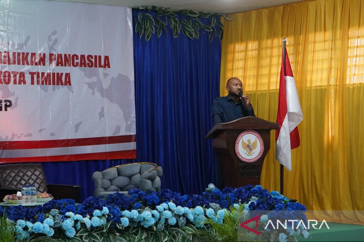 DPR Member Motivates Students at SMA Negeri 1 Mimika on Education
