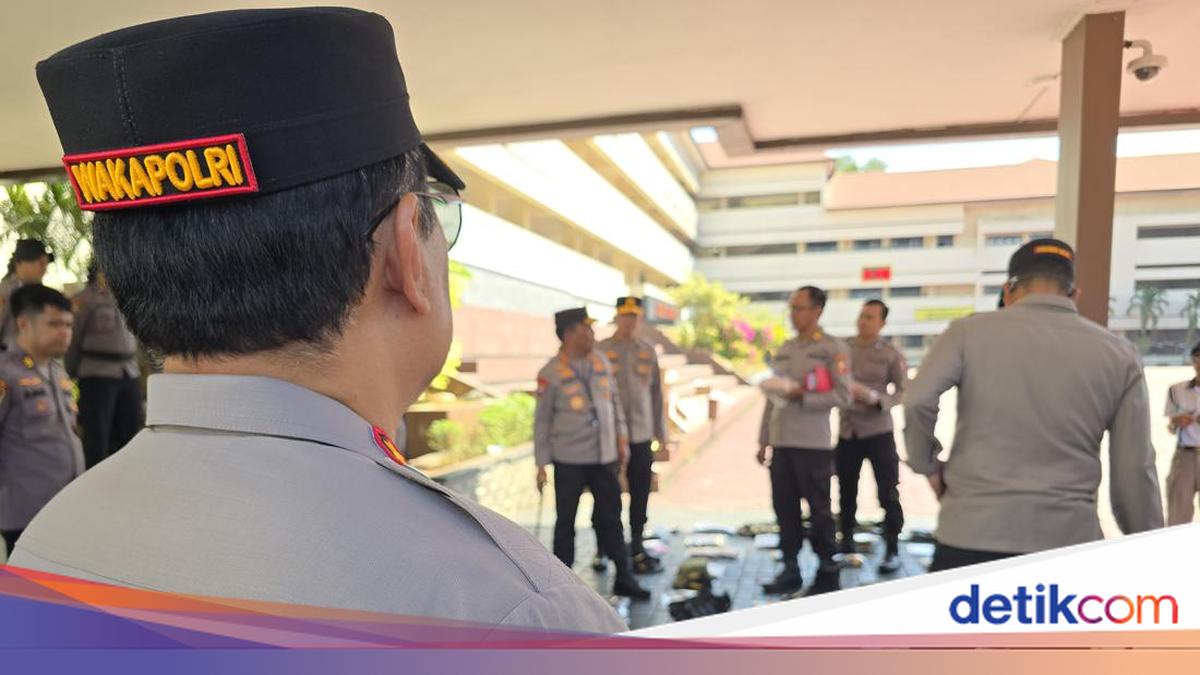 Deputy National Police Chief and Police Education Head Inspect Cadet Field Equipment