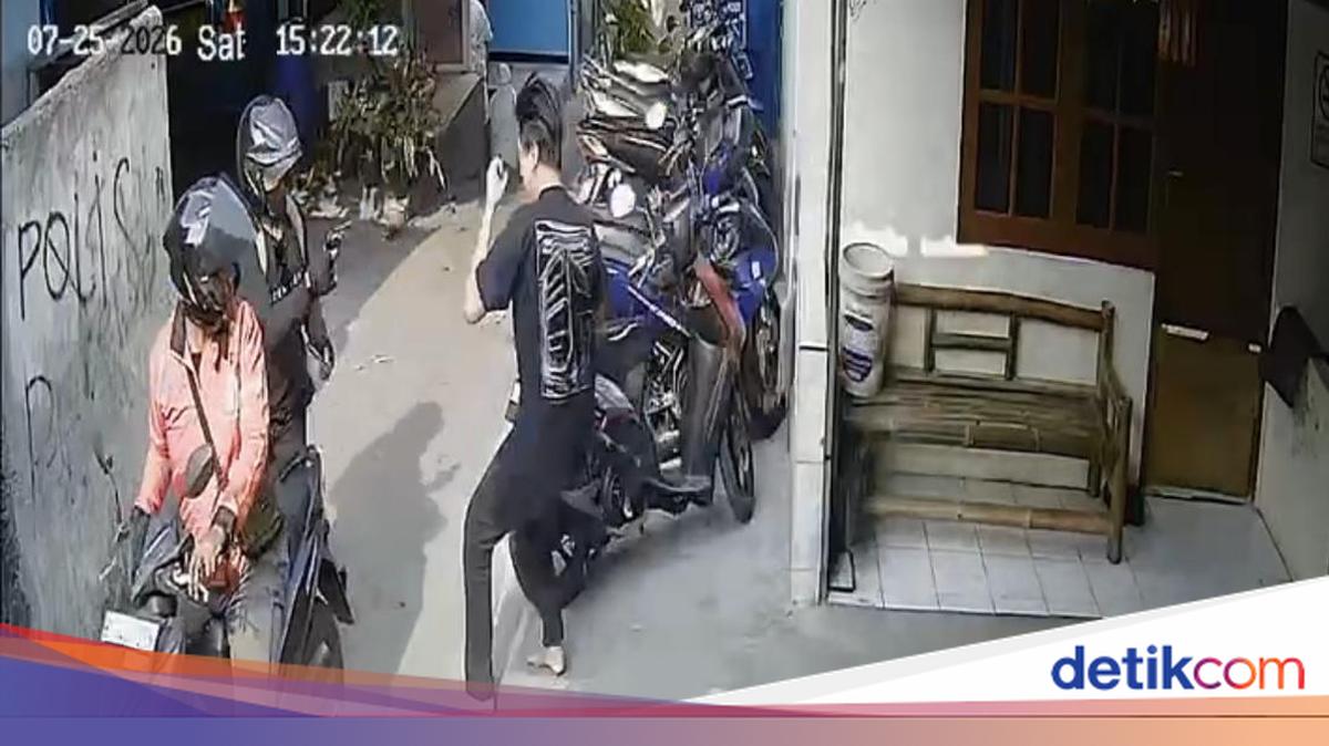 Viral: Two Motorcycle Thieves in Depok Threaten Resident with Firearm