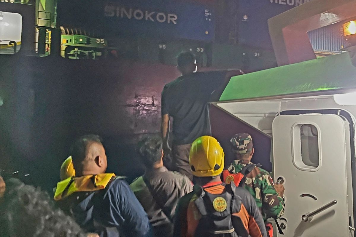 Joint SAR Team Evacuates Crew of Sunken Tugboat in Anambas Islands