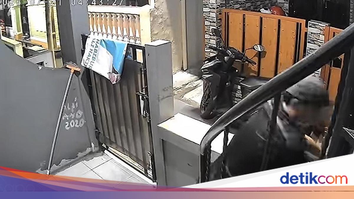 Police Investigate Scavenger Caught on CCTV Stealing Two Pairs of Shoes in East Jakarta
