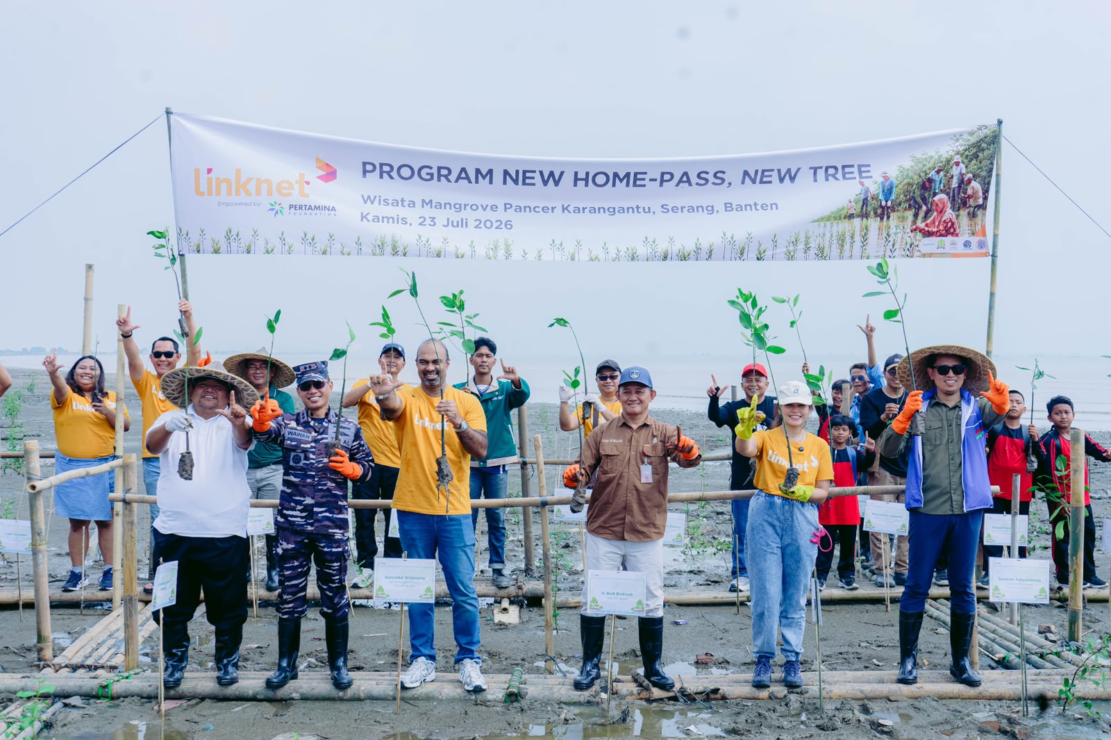 Linknet Plants 5,000 Mangroves in Serang to Protect Coastline and Livelihoods