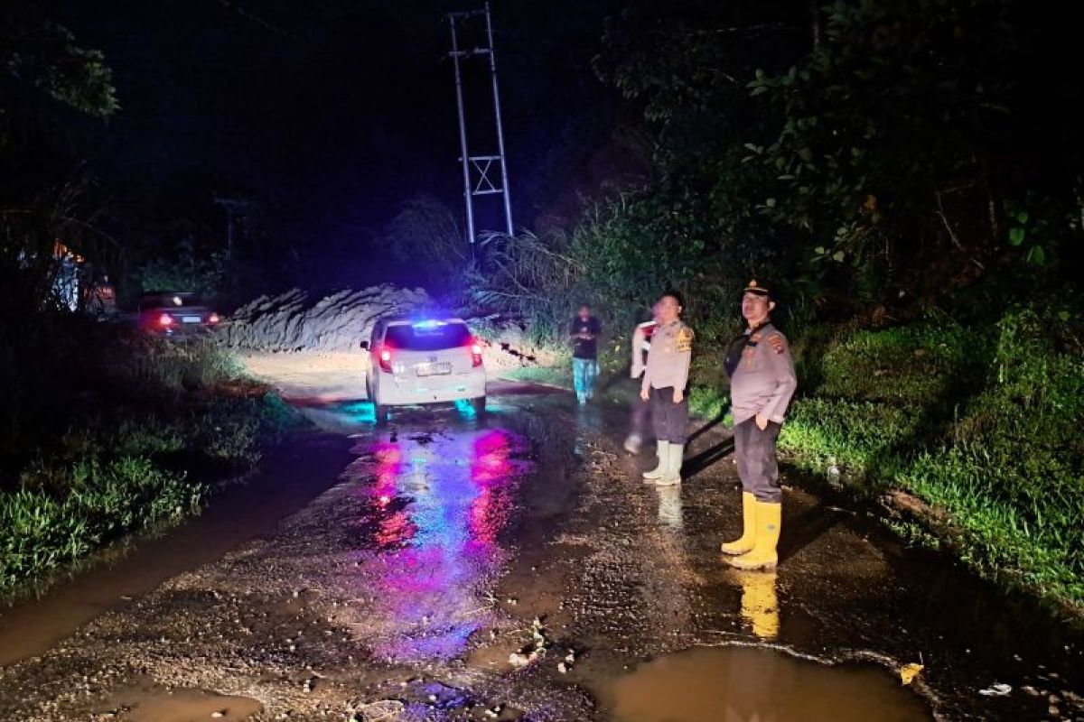 Police Confirm Simpang Empat-Talu Road Reopens After Landslide