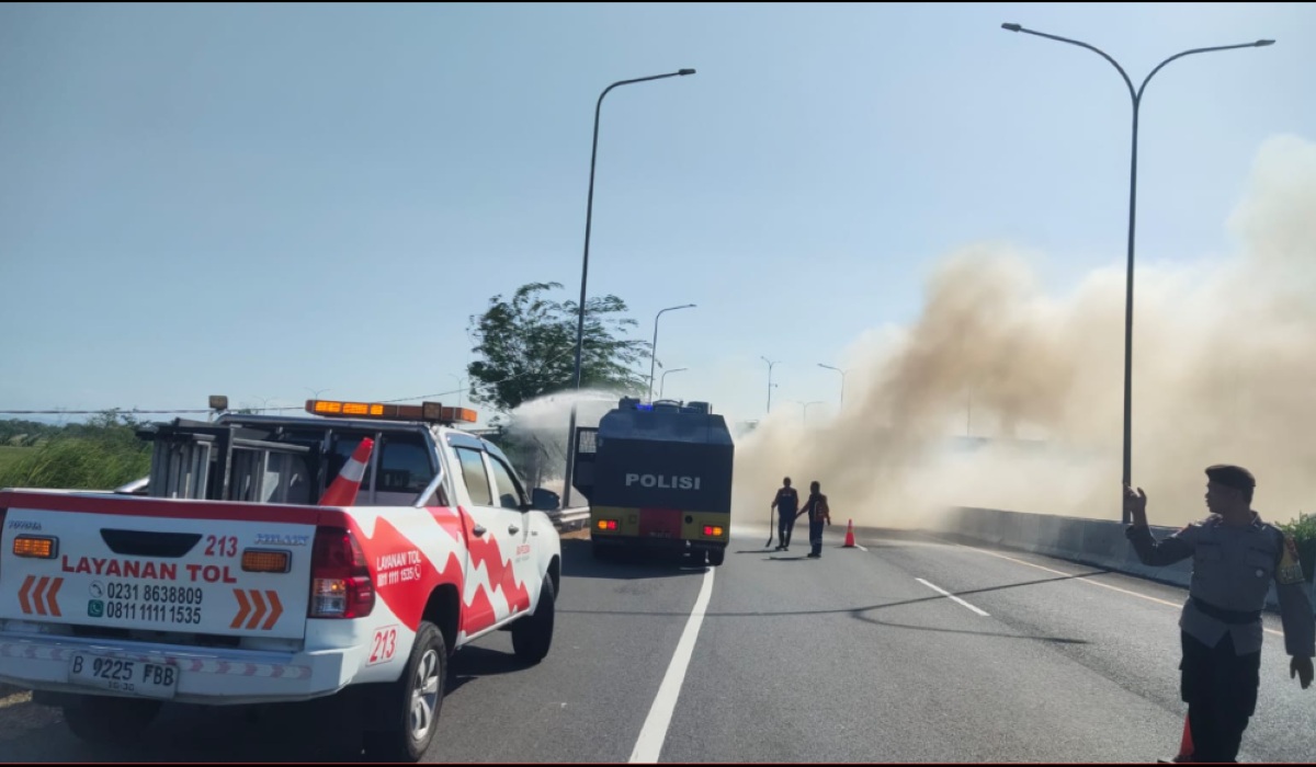 Patrol by Brebes Police Extinguishes Land Fire on Pejagan Toll Road KM 248