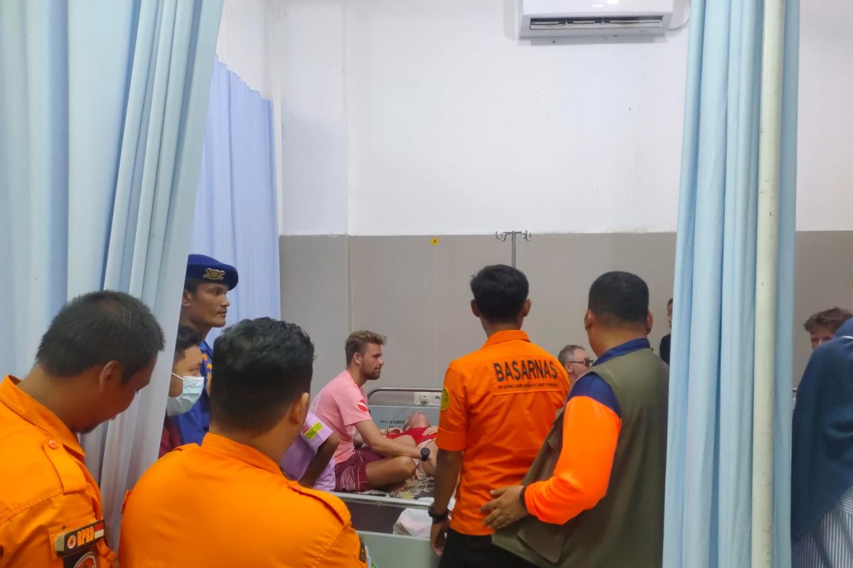 SAR Evacuates Eight Victims of Sunken Motorboat to Ampana Hospital, Central Sulawesi