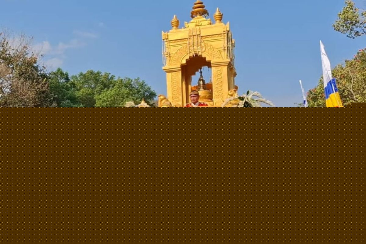 Buddhists Hold Puja Yatra Procession from Mendut to Borobudur for Asadha 2570 BE
