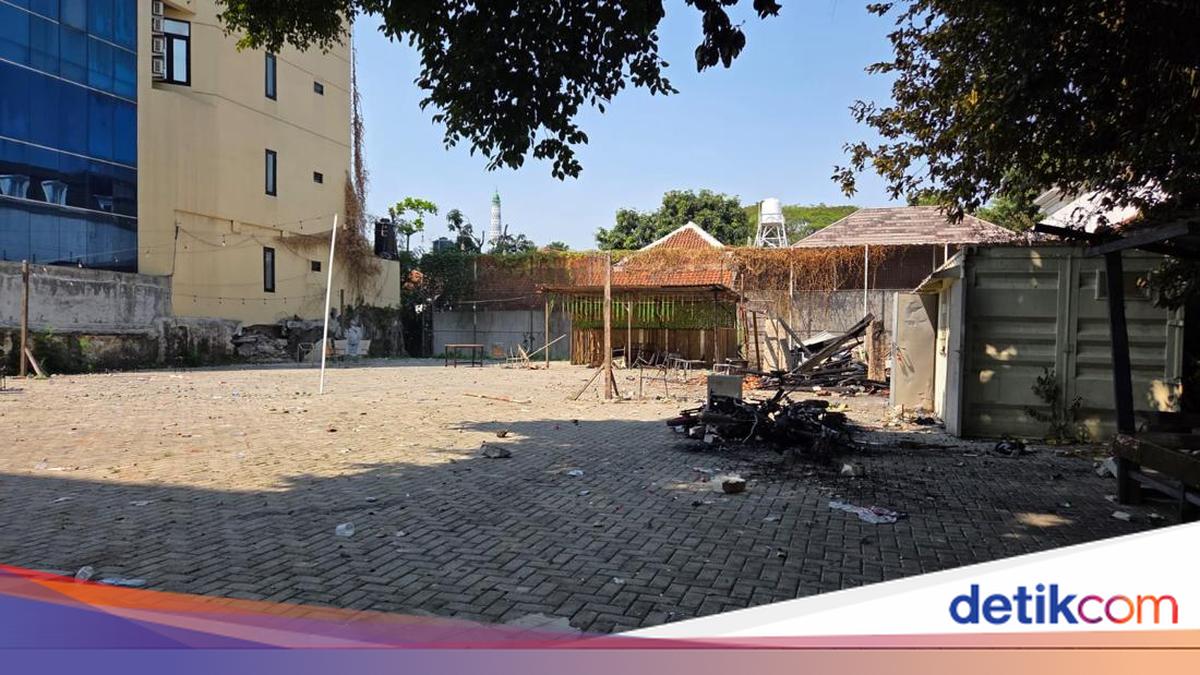 Aftermath of Deadly Clash in Menteng: Building Rubble and Burnt Motorcycles