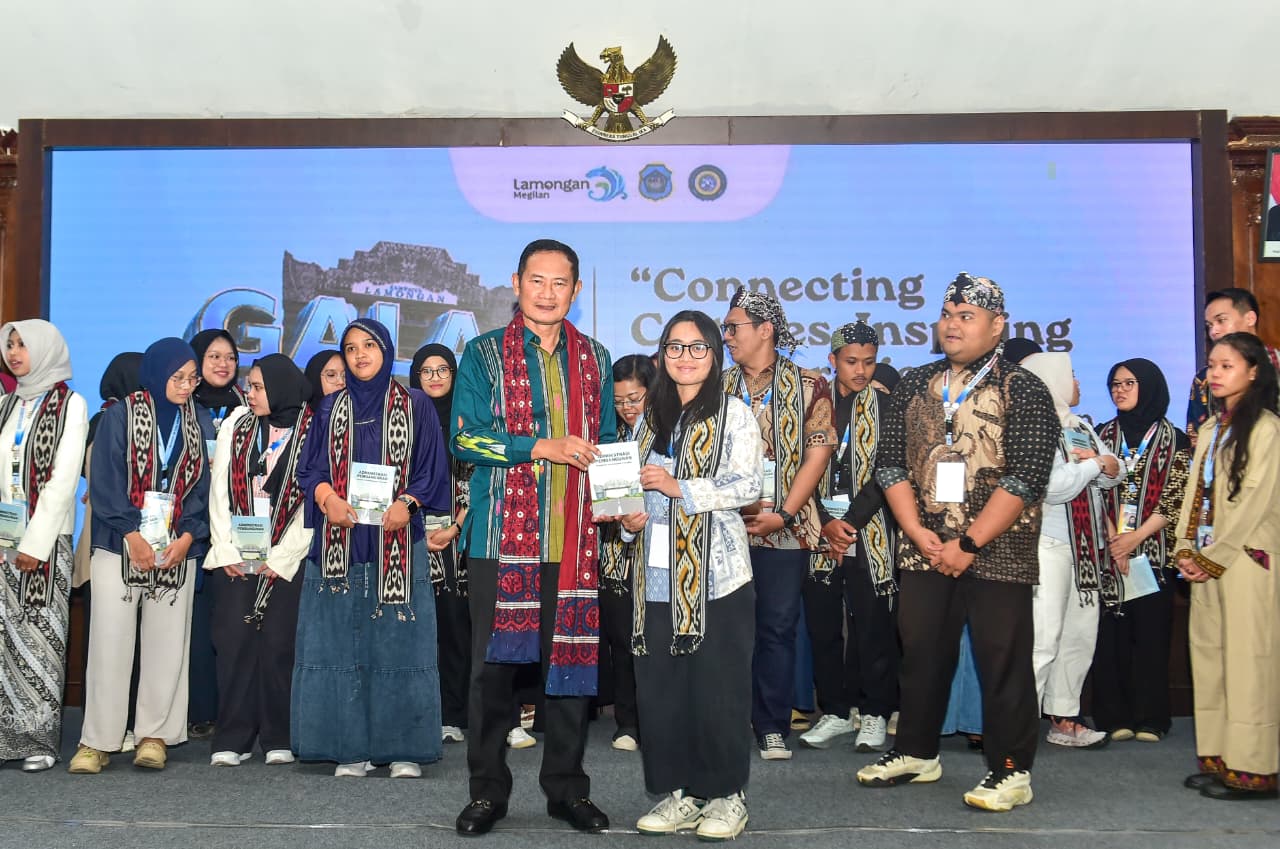 Lamongan Regent Promotes Local Products to 162 International Students