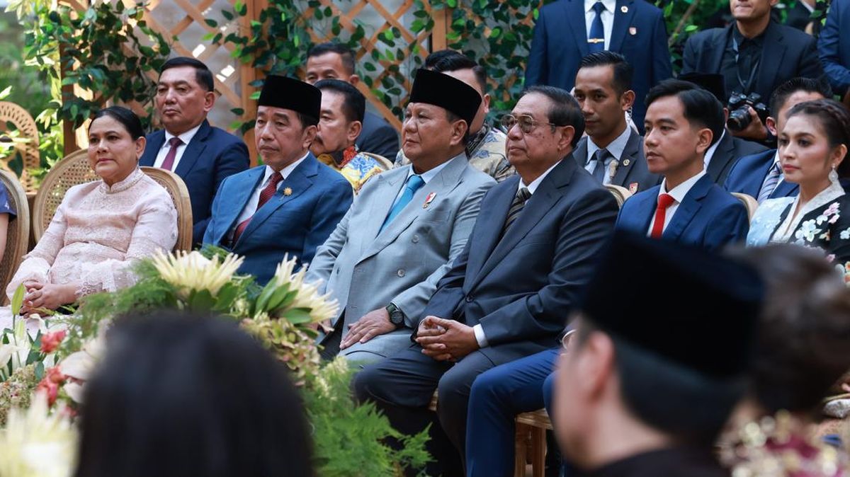 Prabowo and Jokowi Sit Side-by-Side at Boy Thohir's Child's Wedding