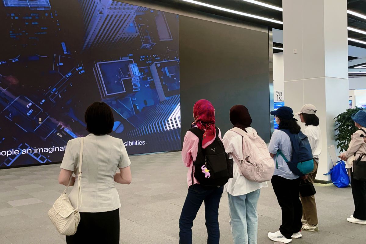 Foreign Journalists Impressed by Role of Science and Technology in China's Development During Shenzhen Visit