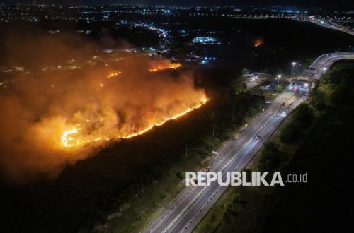Kramasan Toll Road Besieged by Forest Fires, Flames Approach Residential Areas