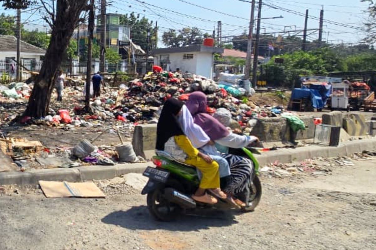 South Jakarta LH Agency Tackles Rubbish Piles Near Pasar Minggu Station Tracks