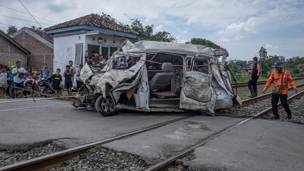KA Gajayana Hits Car in Bekasi, Driver Dies Trapped Inside