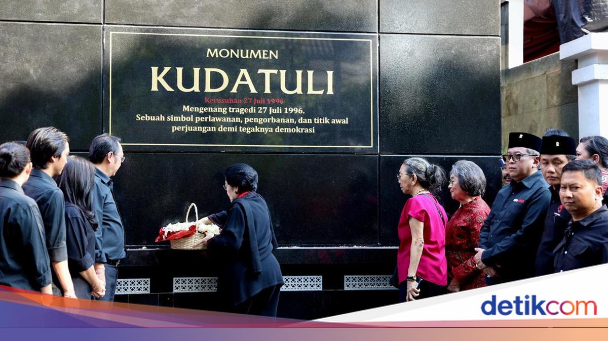 Megawati Lays Flowers at Kudatuli Monument, Prays for Victims