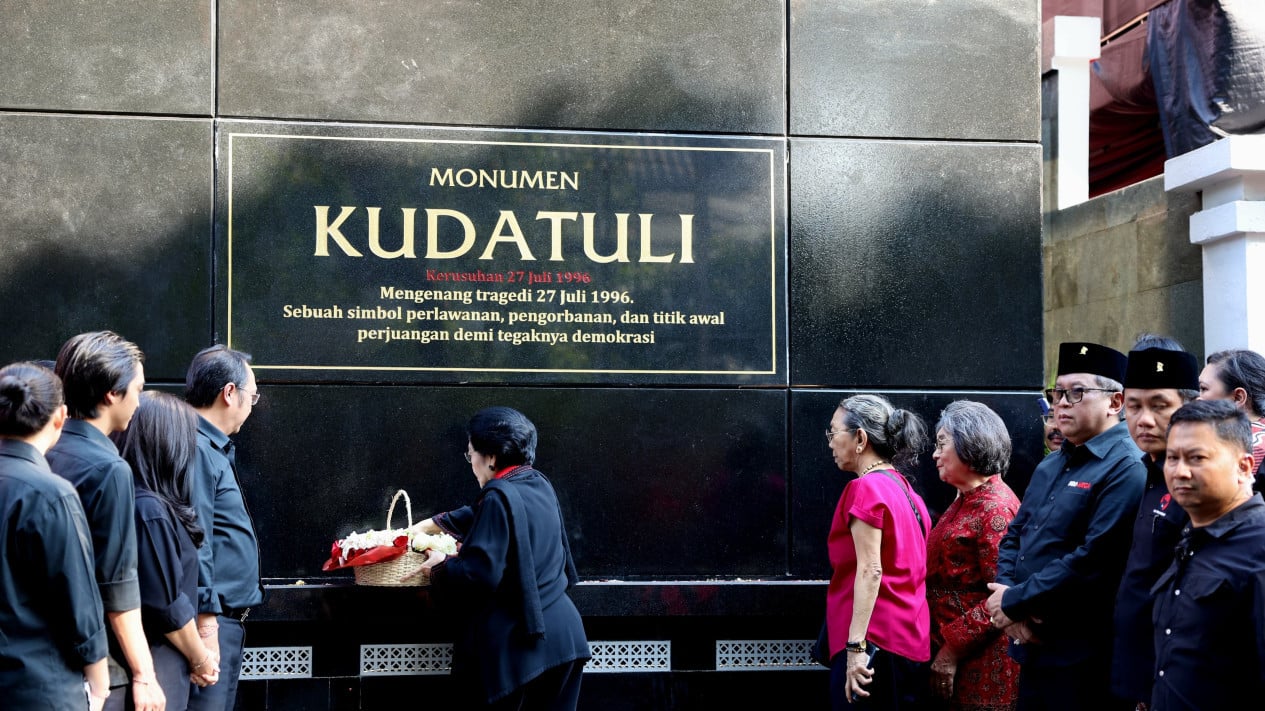 Honouring Victims, Megawati Lays Flowers After Inaugurating Kudatuli Monument