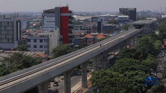 Giant Concrete Pillars Take Shape to Support Velodrome-Manggarai LRT Track