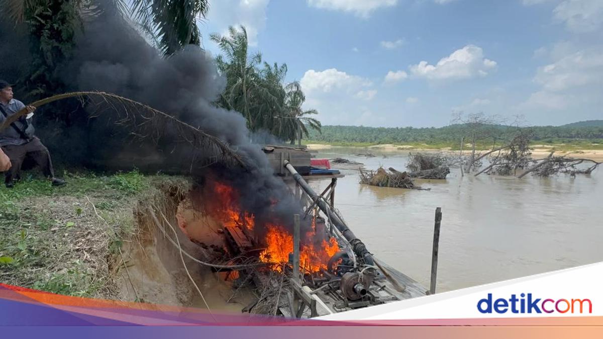 Kuansing Police Destroy 24 Illegal Gold Mining Rafts in a Week