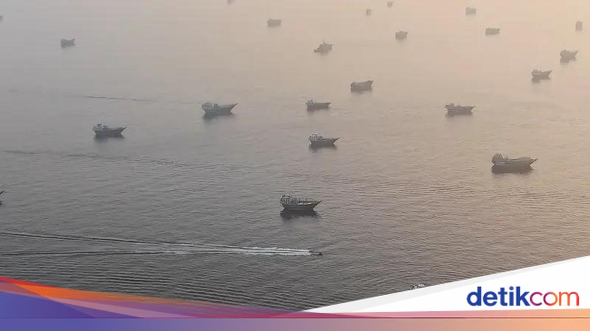 Iran Discusses Strait of Hormuz with Oman, Excludes US