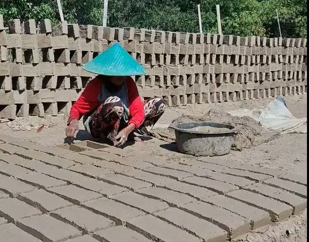 Dry Season Brings Blessings for Brickmakers in Brebes