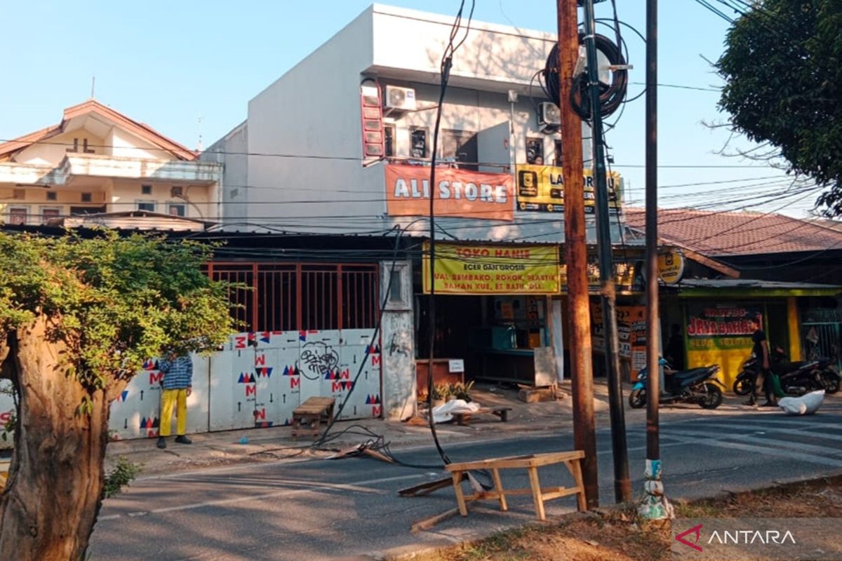 Truck Snaps Power Cables, Disrupting Traffic in West Jakarta