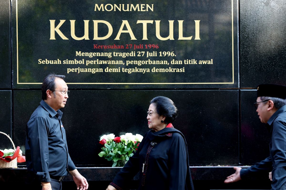 Megawati Scatters Flowers After Inaugurating Kudatuli Monument