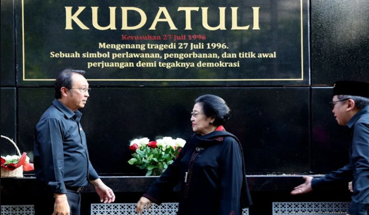 Megawati Inaugurates Kudatuli Monument