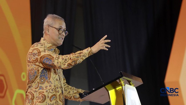 LPS Chief Denies Indonesians Are 'Eating Into Their Savings'