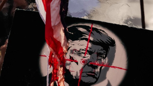 Iran War Backfires on Trump, Risks Encircling Him from All Sides