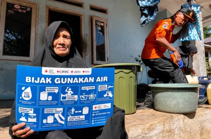 PMI Sukabumi Distributes Clean Water, Educates Public on Wise Usage Amid Prolonged Dry Season