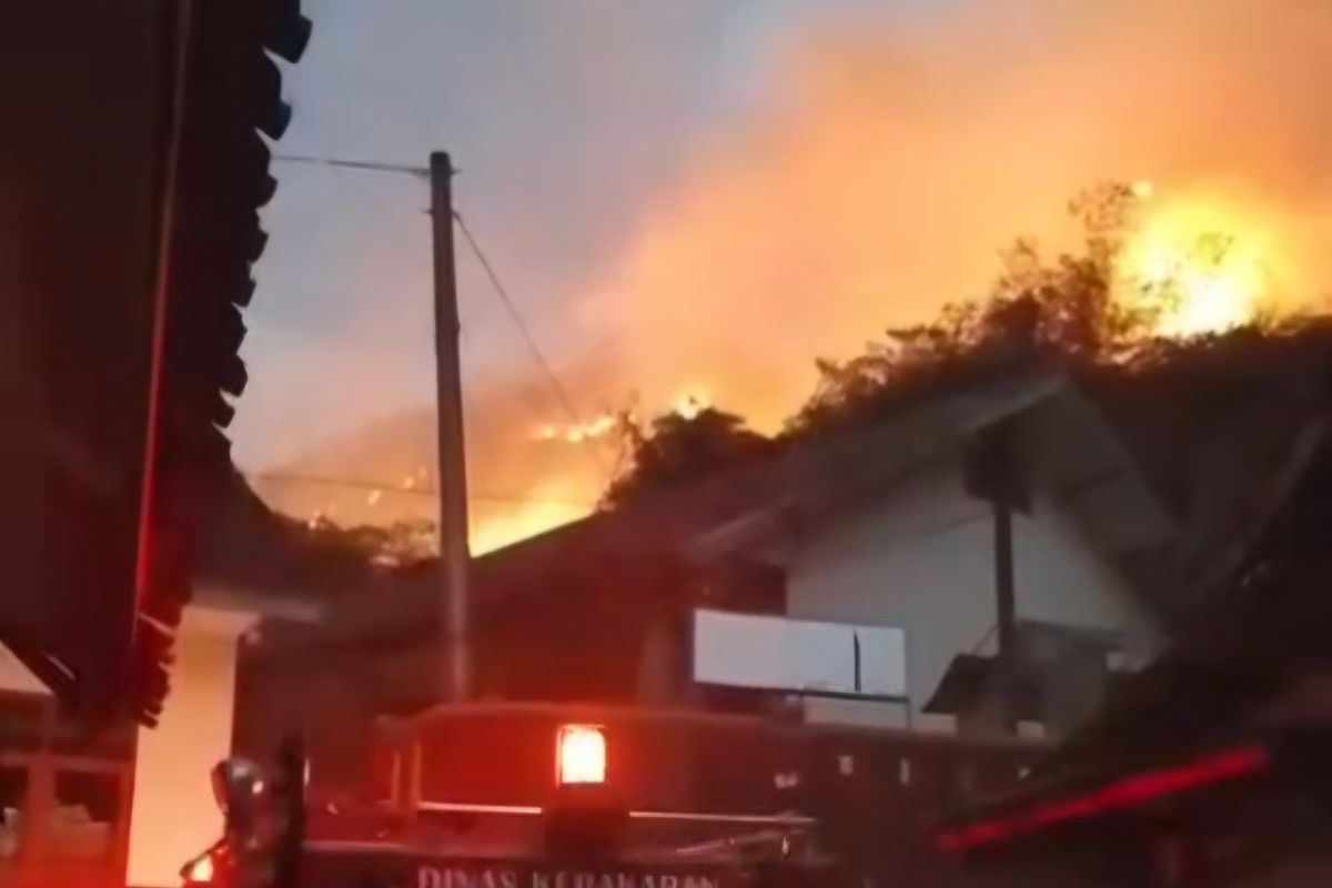 Six Bandung Fire Department Units Successfully Extinguish Bushfire
