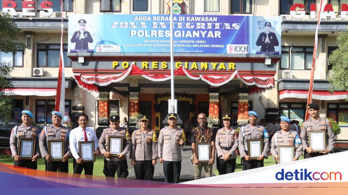 Police Officer Who Uncovered Foreman Murder Case in Gianyar Receives Award